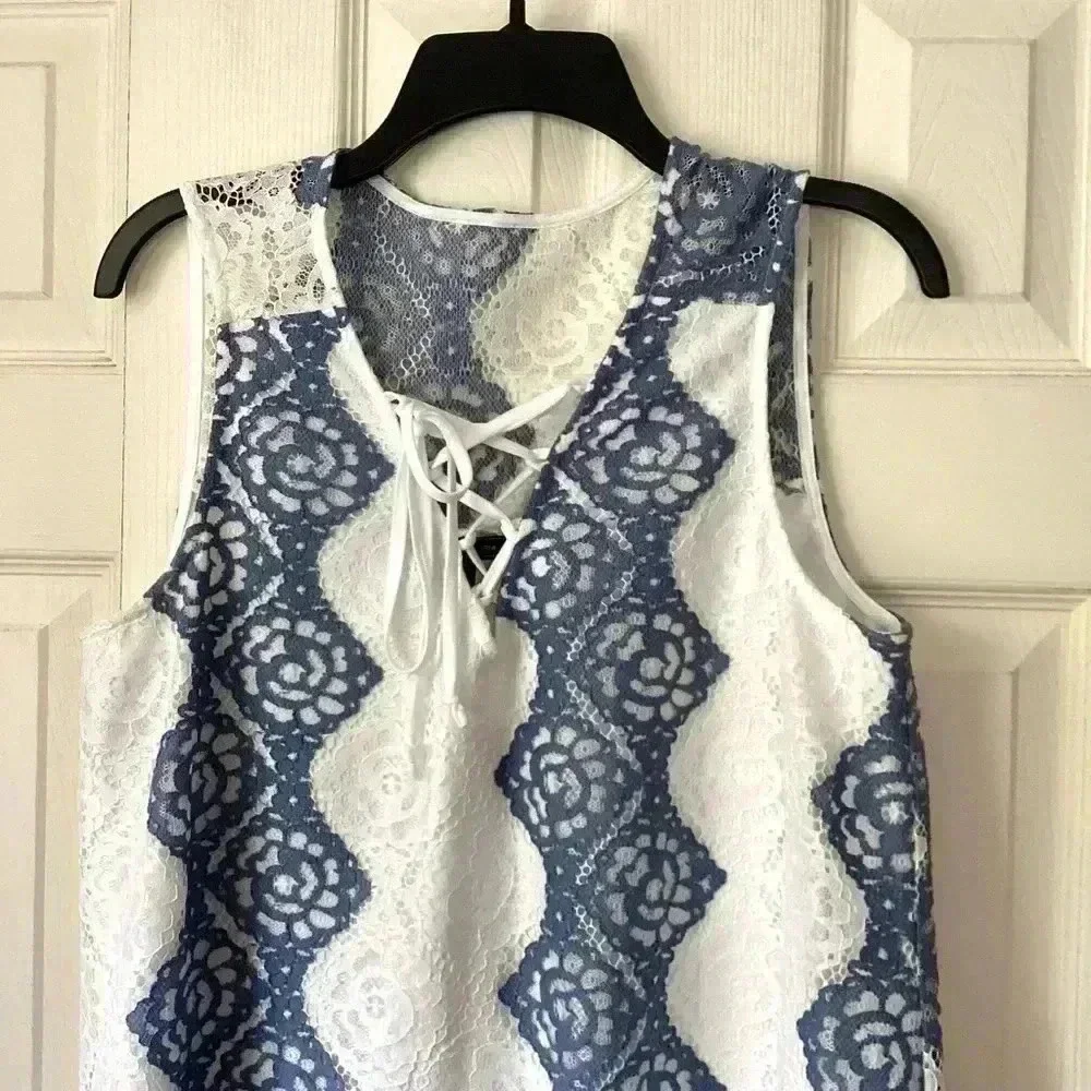 BCBGMaxAzria White/Blue Lace Mini Dress Size Medium